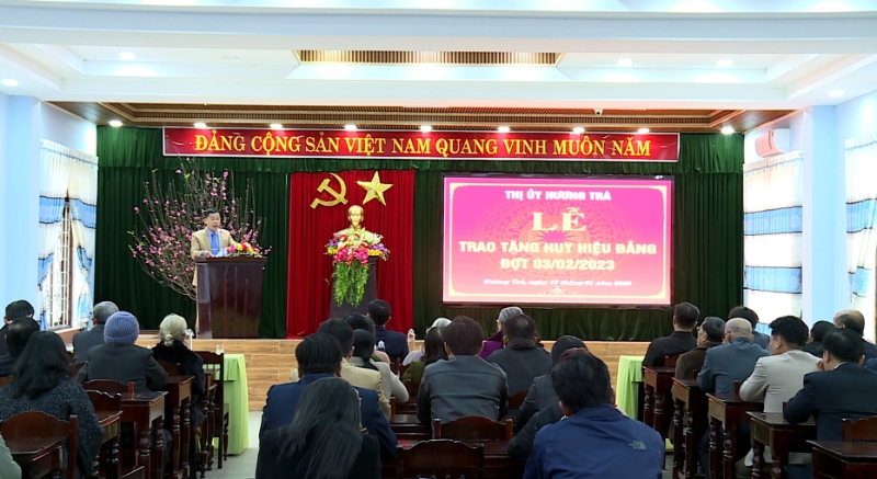 Hương Trà: 19 đồng chí được trao Huy hiệu Đảng đợt 3/2