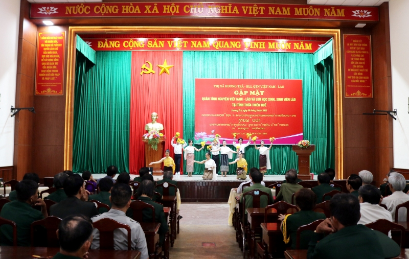 Quang cảnh buổi Gặp mặt Quân tình nguyện Việt – Lào và học sinh, sinh viên Lào tại tỉnh Thừa Thiên Huế