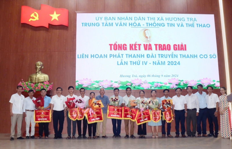 ban to chuc trao co luu niem va giai thuong cho cac don vi tham gia lien hoan