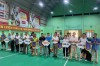 Ban tổ chức trao cờ lưu niệm cho các đơn vị tham gia Hội thi gia đình thể thao