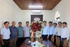 Các đồng chí lãnh đạo thị xã tặng lẵng hoa tươi thắm đến tập thể Trung tâm Văn hóa – Thông tin và Thể thao thị xã Hương Trà nhân Ngày Báo chí cách mạng Việt Nam 21/6.