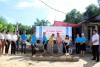 Gia đình đoàn viên Nguyễn Thị Ái Đông nhận biển trao hỗ trợ xây dựng Nhà “Mái ấm Công đoàn” của Liên đoàn Lao động thị xã Hương Trà