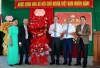 Phó Chủ tịch UBND tỉnh Phan Quý Phương tặng hoa chúc mừng Ngày hội Đại đoàn kết