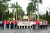 Các đại biểu cùng tình nguyện viên, đoàn viên, thanh niên, học sinh Trường Trung học phổ thông Hương Trà tổ chức đi bộ hưởng ứng chiến dịch