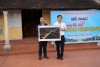 Đại diện các thành viên trại sáng tác trao tác phẩm của Trại sáng tác ảnh “Hương Trà - 50 năm một chặng đường” cho UBND thị xã.