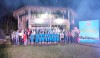 Các đại biểu tham dự cùng thành viên Trại sáng tác chụp ảnh lưu niệm với Câu lạc bộ dân ca Pahy, xã Bình Tiến