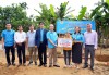 Liên đoàn Lao động Thành phố và thị xã trao bảng tượng trưng hỗ trợ 40 triệu đồng xây dựng nhà “Mái ấm Công đoàn” cho đoàn viên Hoàng Thị Ly