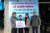 Lãnh đạo Hội nông dân thị xã Hương Trà trao kinh phí hỗ trợ cho gia đình chị Dương Thị Mộng Em