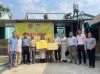 Trao bảng hỗ trợ sửa chữa nhà đại đoàn kết cho ông Nguyễn Lâu