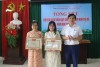 Phó CT UBND thị xã Hương Trà  trao Giấy khen cho giáo viên đạt giải trong Hội thi giáo viên dạy giỏi Mầm non cấp thị xã năm học 2024 - 2025