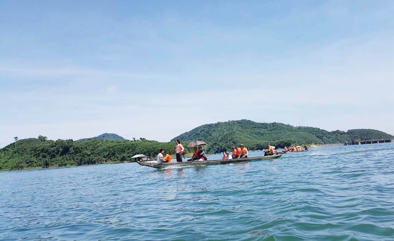 Các doanh nghiệp du lịch khảo sát tour du lịch sinh thái trên lòng hồ thủy điện Bình Điền