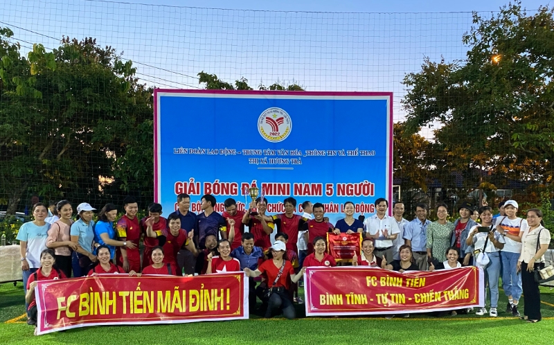 Bế mạc Giải bóng đá nam mini 5 người trong khuôn khổ Đại hội TDTT thị xã Hương Trà lần thứ IX năm 2022.