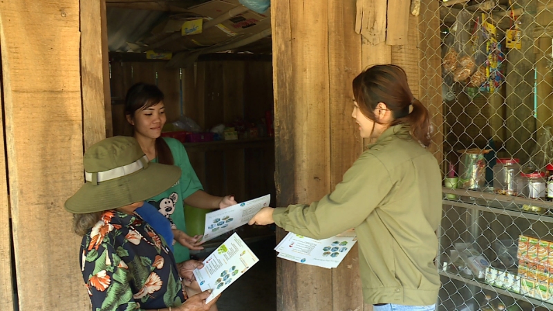 Phát tờ rơi tuyên truyền về bảo vệ rừng, phòng cháy chữa cháy rừng cho người dân xã Bình Tiến