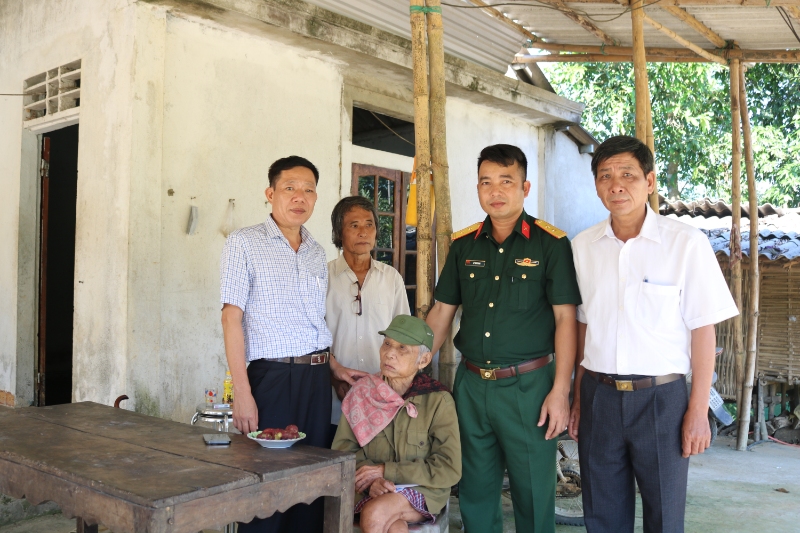 Lãnh đạo thị xã và xã Bình Tiến thăm, tặng quà cho bệnh binh Nguyễn Văn Hinh, ở thôn 1, xã Bình Tiến