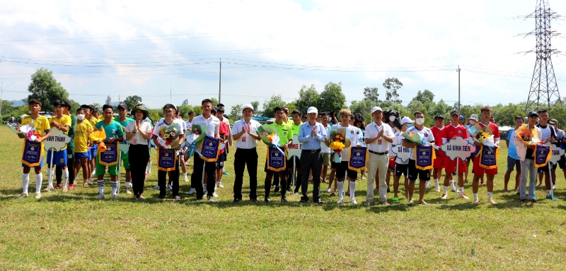 Ban tổ chức Đại hội thể dục thể thao thị xã Hương Trà lần thứ IX trao hoa và cờ lưu niệm cho 9 đội bóng tham dự giải.