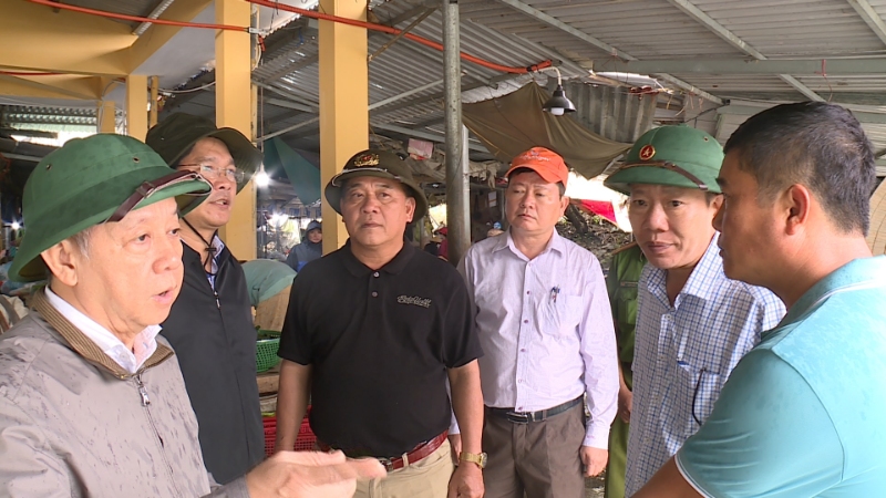 Phó Bí thư Thường trực Tỉnh ủy kiểm tra công tác phòng chống bão số 4 (NORU) tại thị xã Hương Trà