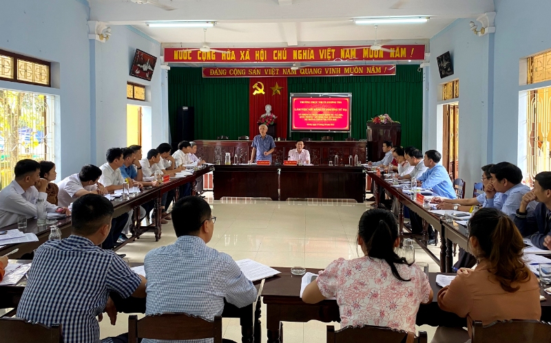 Thường trực Thị ủy Hương Trà làm việc với Đảng ủy phường Tứ Hạ