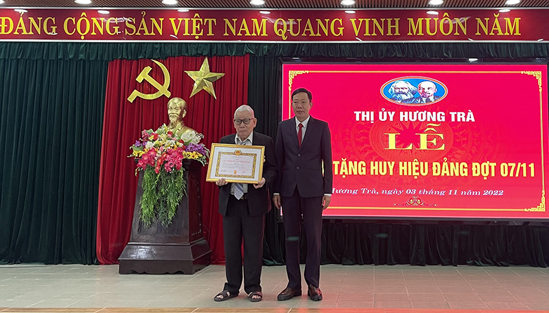 Hương Trà tổ chức Lễ trao tặng Huy hiệu Đảng đợt 07/11