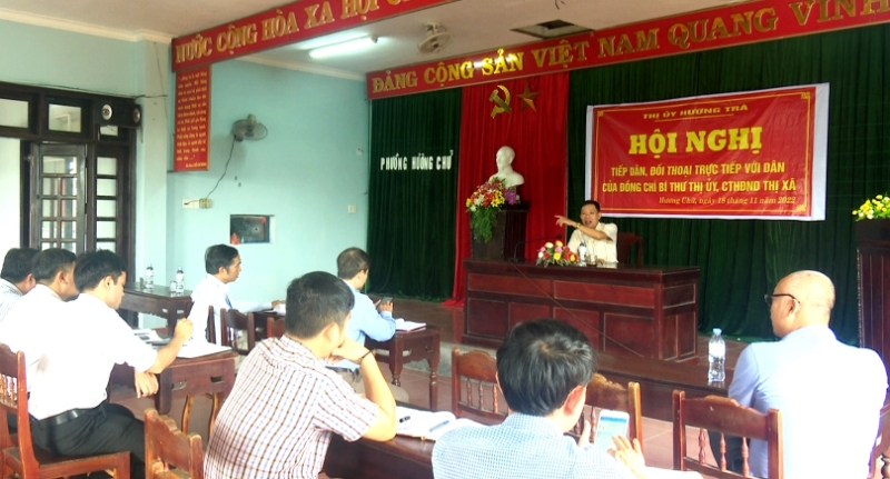 Bí thư Thị ủy, Chủ tịch HĐND thị xã Hương Trà tiếp công dân tại phường Hương Chữ.