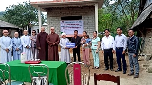 Mặt trận Hương Trà phối hợp trao tặng nhà Tình thương cho hộ nghèo tại xã Bình Tiến