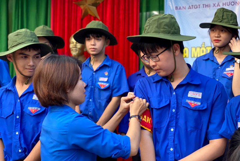 Trao băng cho đoàn viên thanh niên tham gia đảm bảo cổng trường an toàn giao thông