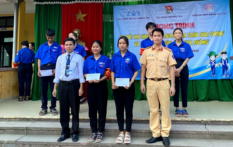 cong truong atgt 4