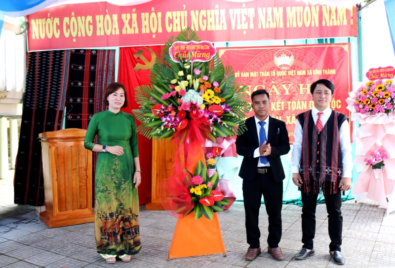 UVTV, Chủ nhiệm UBKT Tỉnh ủy Phạm Thị Minh Huệ chung vui ngày hội Đại đoàn kết toàn dân tộc với bà con thôn Bồ Hòn, xã Bình Thành.