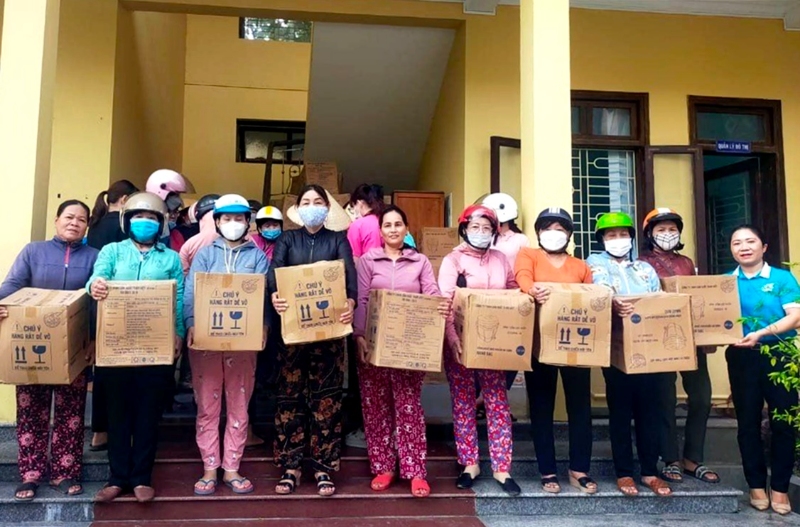 Trao tặng bình lọc nước cho hội viên phụ nữ nghèo ở phường Tứ Hạ