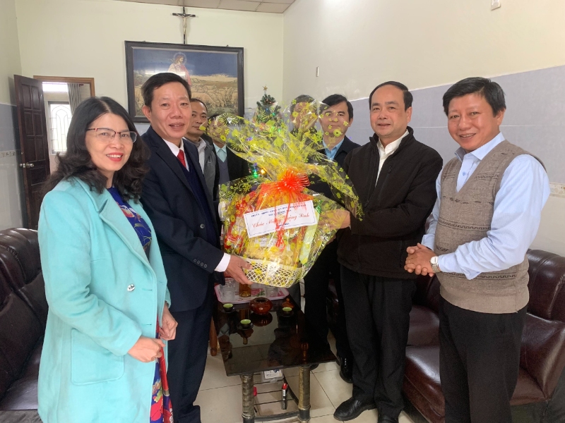 dong chi ha van tuan bi thu thi uy huong tra tang qua cho linh muc giao xu duong son xa huong toan thi xa huong tra