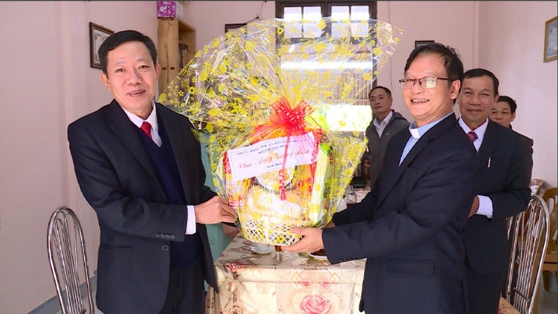Lãnh đạo thị xã thăm các nhà thờ, giáo xứ nhân dịp giáng sinh năm 2022