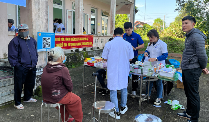 Khám bệnh, cấp phát thuốc miễn phí cho người có công và tặng qua cho các em học sinh khó khăn trên địa bàn thị xã Hương Trà