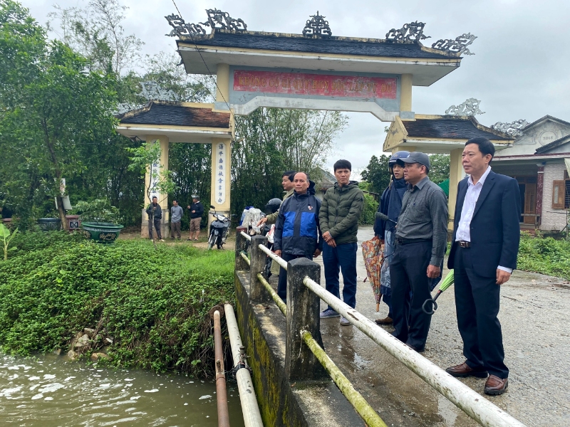 Bí thư Thị uỷ Hương Trà kiểm tra công tác bơm tiêu cứu úng ở xã Hương Toàn và phường Hương Xuân