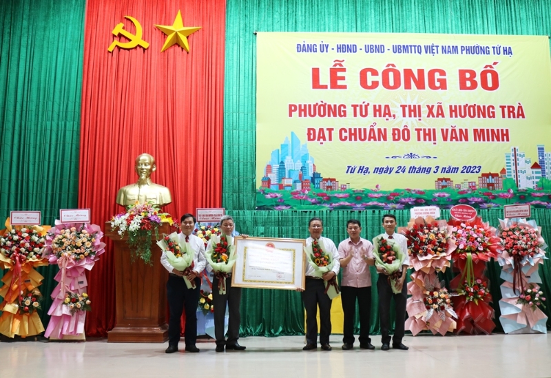 Tứ Hạ đón nhận quyết định phường đạt chuẩn đô thị văn minh
