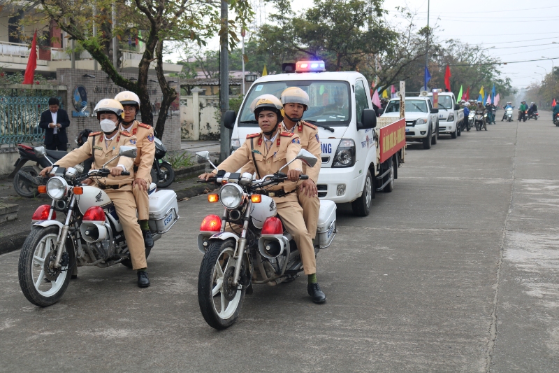 luc luong canh sat giao thong cong an cac phuong doan vien thanh nien tham gia tuan hanh