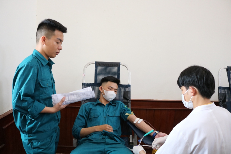anh 1 luc luong dan quan tu ve thi xa tham gia hien mau