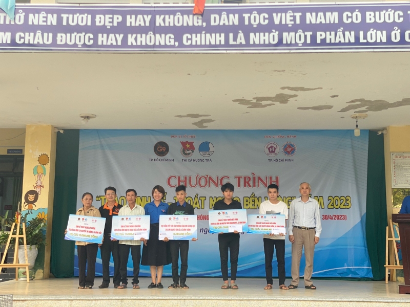anh 2 lanh dao thi xa cung don vi tai tro trao tang 5 mo hinh sinh ke tai chuong trinh