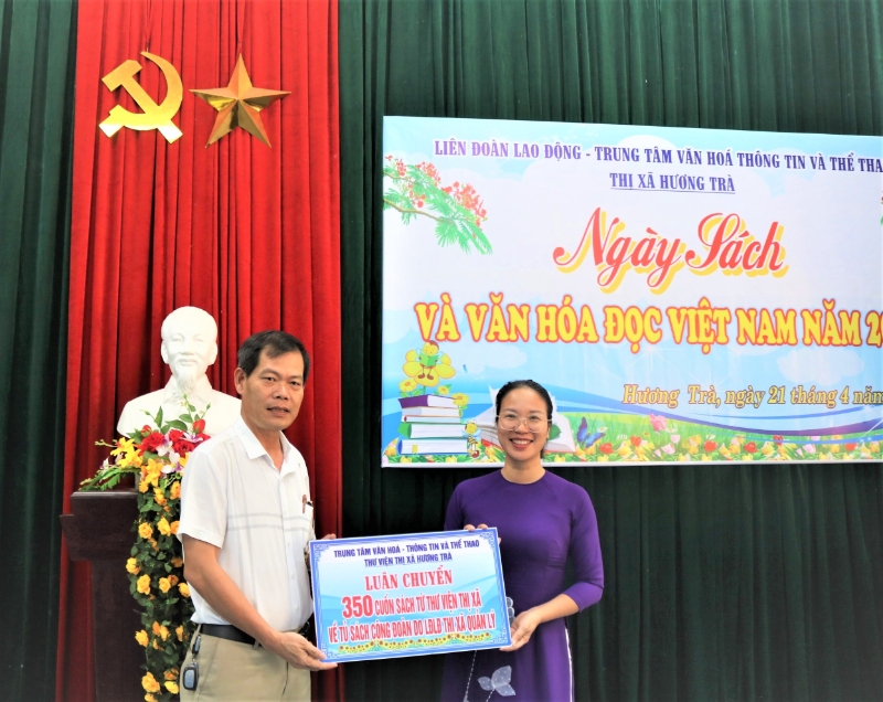 anh 4 ldld thi xa tiep nhan 350 cuon sach tu thu vien thi xa