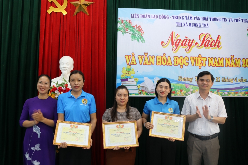 anh 5 lanh dao thi xa trao giay khen cho cac tap the co dong gop cho su phat trien van hoa doc