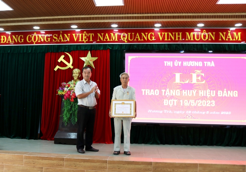 trao huy hieu dang 19 5 5