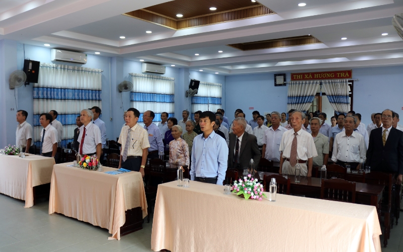 Thị ủy Hương Trà: Trao huy hiệu đảng đợt 19/05