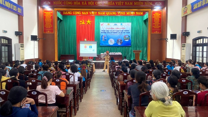Quang cảnh chương trình tuyên truyền pháp luật về an toàn giao thông