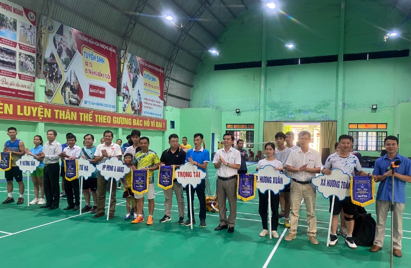 Ban tổ chức trao cờ lưu niệm cho các đơn vị tham gia Hội thi gia đình thể thao