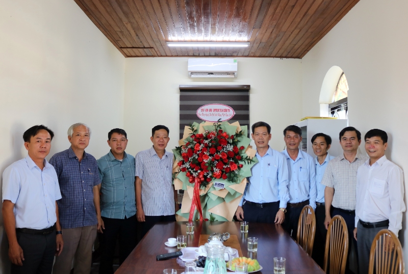 Các đồng chí lãnh đạo thị xã tặng lẵng hoa tươi thắm đến tập thể Trung tâm Văn hóa – Thông tin và Thể thao thị xã Hương Trà nhân Ngày Báo chí cách mạng Việt Nam 21/6.