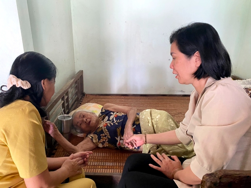 Phó Chủ tịch Hội LHPN Việt Nam Nguyễn Thị Minh Hương nắm tay thăm hỏi sức khỏe Mẹ Việt Nam Anh hùng Lê Thị Dặn ở phường Hương Chữ (Mẹ năm nay đã 101 tuổi, có chồng và con trai là Liệt sĩ, hy sinh trong kháng chiến chống Pháp và chống Mỹ)