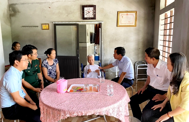 Phó Bí thư Tỉnh ủy, Chủ tịch UBND tỉnh Nguyễn Văn Phương thăm tặng quà Mẹ Việt Nam anh hùng và gia đình chính sách ở Hương Trà