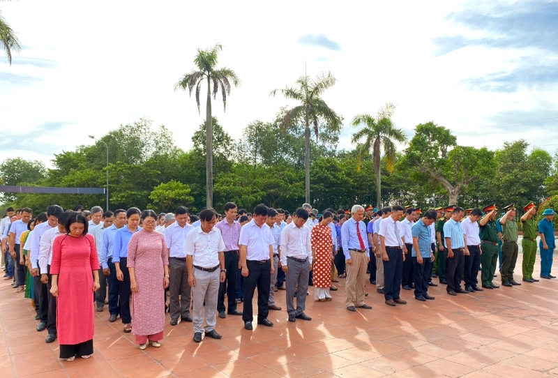 Các đại biểu dành một phút mặc niệm tưởng nhớ, tri ân các anh hùng Liệt sĩ tại Đài tưởng niệm Anh hùng Liệt sỹ thị xã Hương Trà