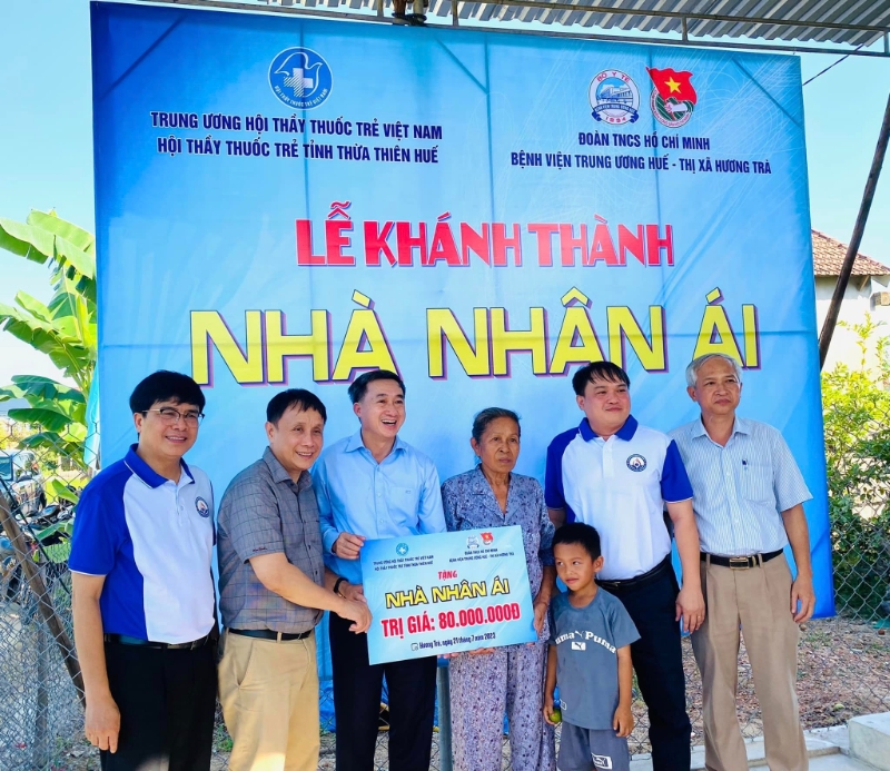 Thứ trưởng Bộ Y tế tham dự lễ khánh thành nhà nhân ái tại thị xã Hương Trà
