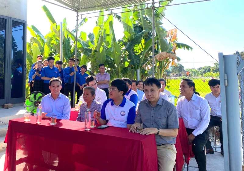 anh 2 cac dai bieu tham du tai le khanh thanh nha nhan ai