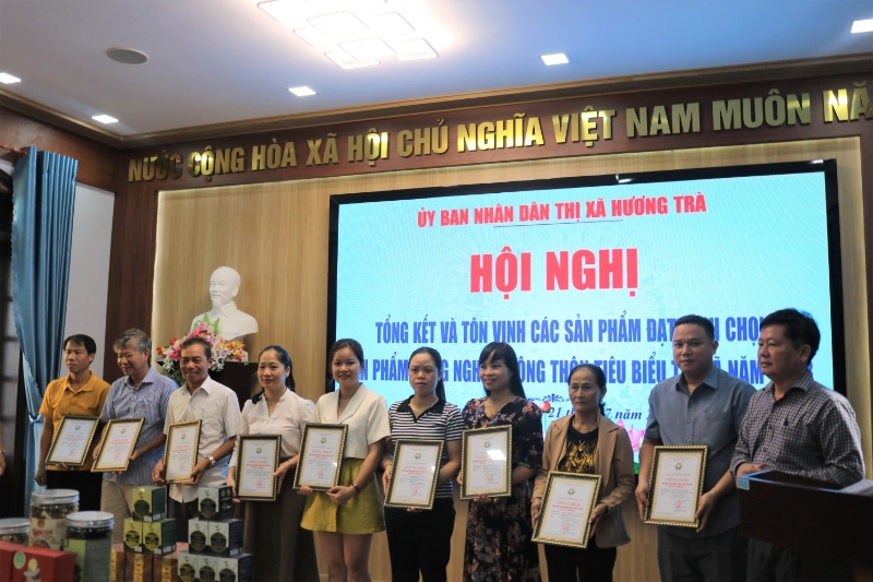 anh 4 dong chi nguyen viet ha pho chu ubnd thi xa trao giay chung chan cho cac bo san pham san pham cnnttb