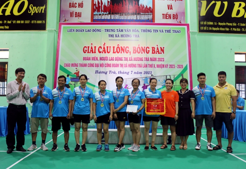 giai cau long bon ban 2023 1